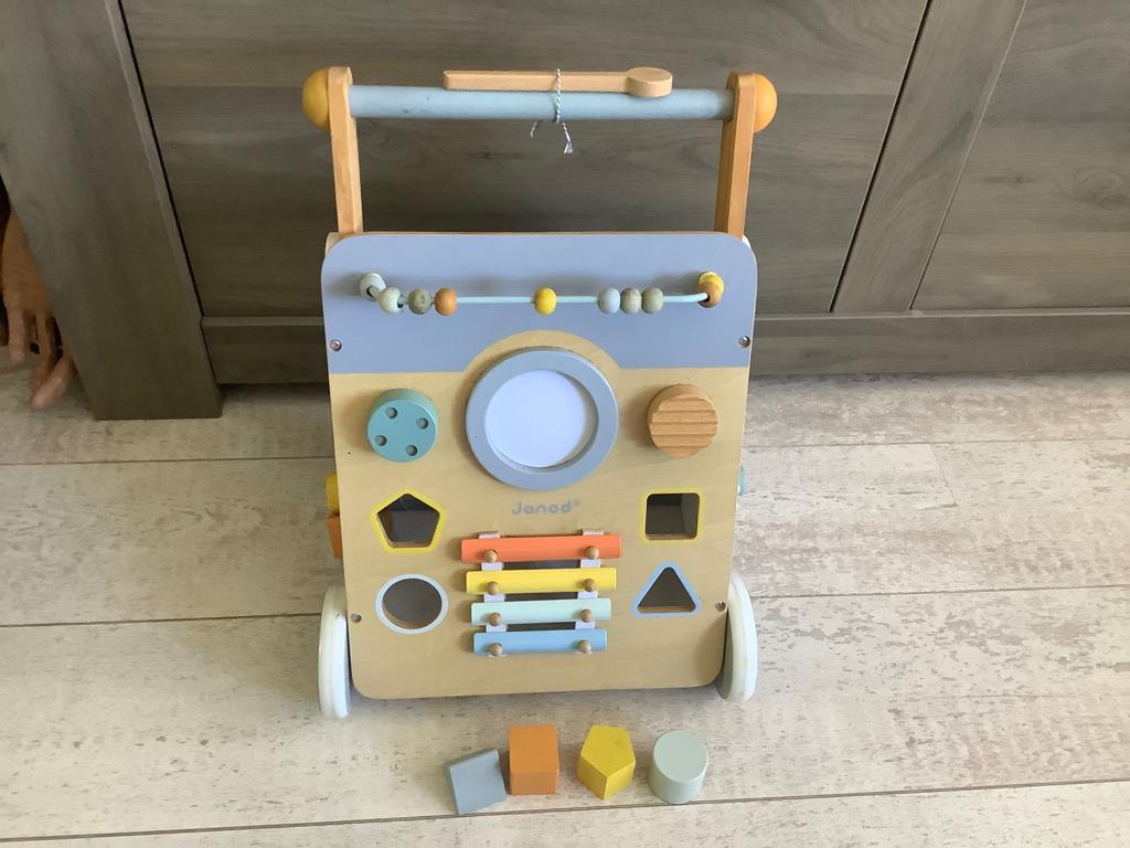 Janod Sweet Cocoon activiteiten loopwagen (47x34 cm), Ophalen of Verzenden, Zo goed als nieuw, Puzzelen