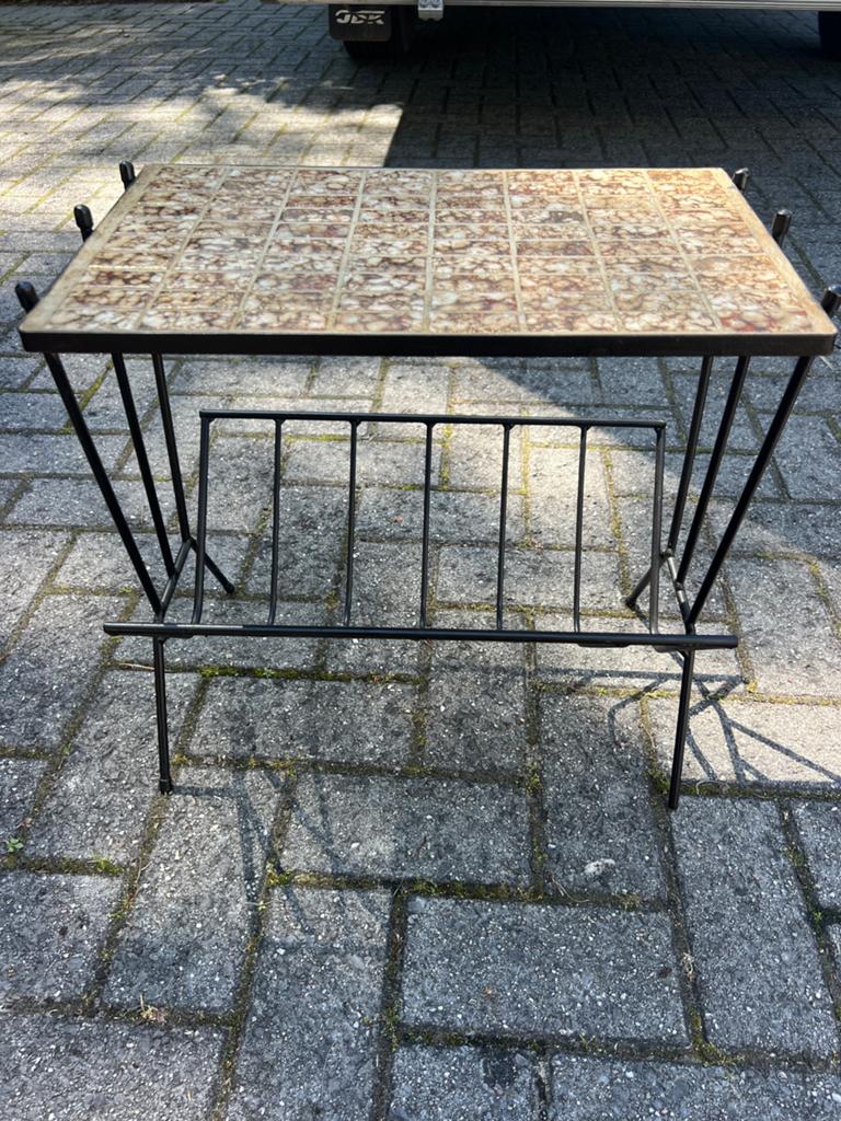 Vintage salontafel / bijzettafel met tegelblad & krantenrek, Enlèvement, Comme neuf