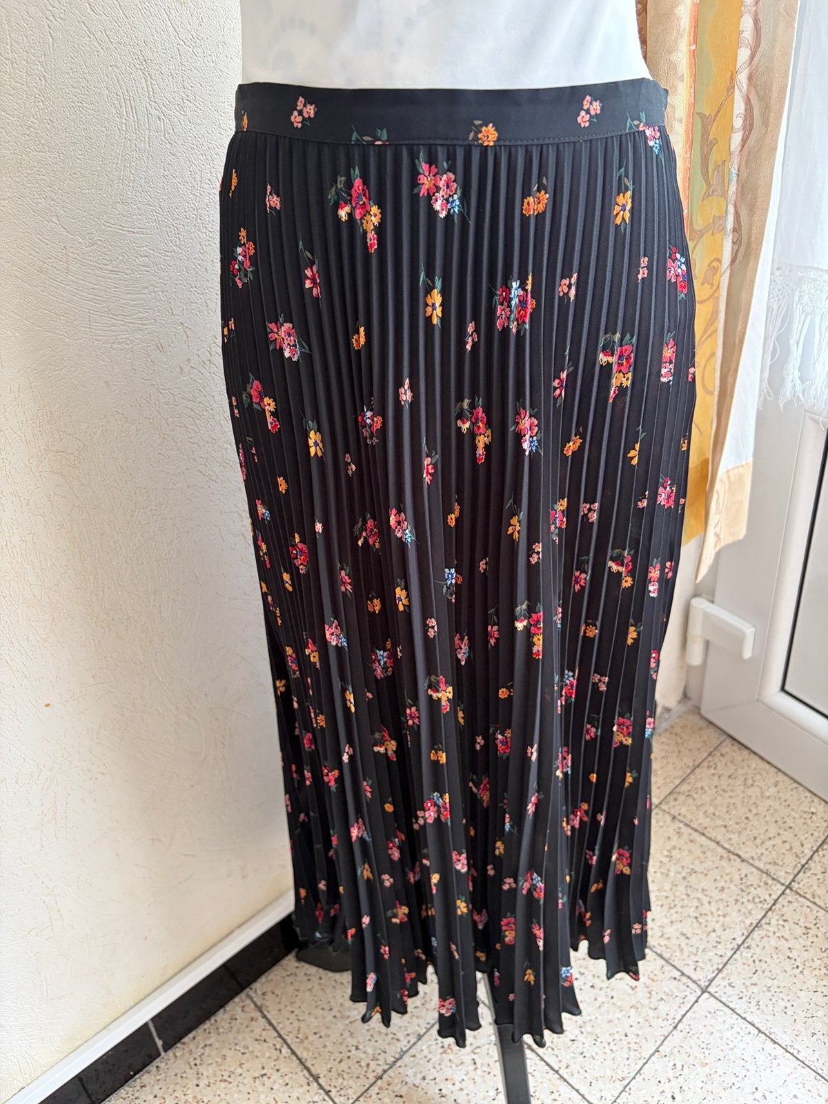 Zwarte soepelvallende plooirok bloemen — H&M Divided 42-xl, Kleding | Dames, Rokken, Ophalen of Verzenden, Zo goed als nieuw, Blauw