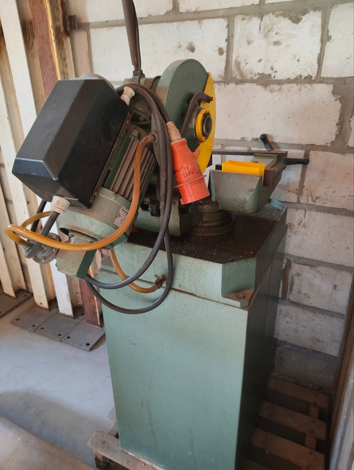 Metalen afkortzaag / cirkelzaag HU2501 – industrieel, 380V, Ophalen, Gebruikt, Cirkelzaag, Huvema