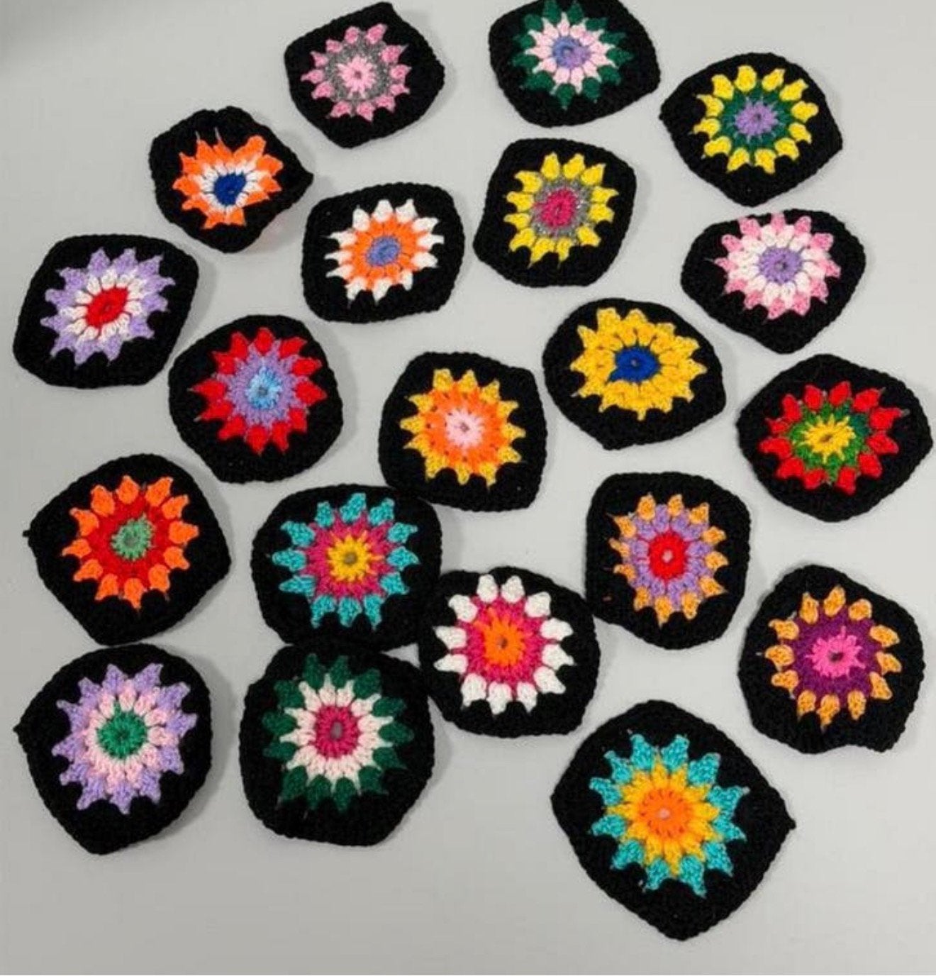 Handgehaakte granny bloemen motieven 10 cm (22 stuks), Hobby en Vrije tijd, Breien en Haken, Ophalen of Verzenden, Nieuw