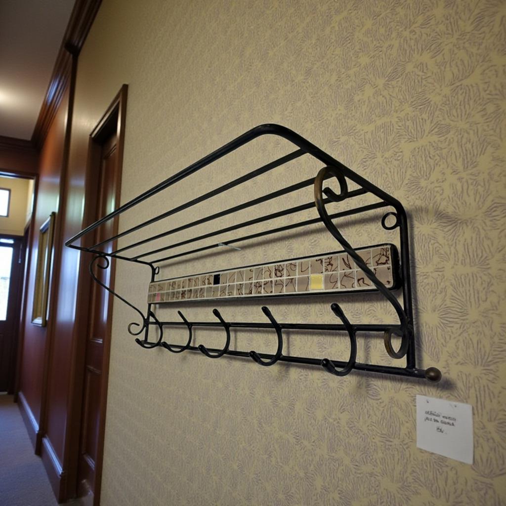 Porte-manteau mural vintage avec accent en céramique, Envoi, Utilisé, Portemanteau mural