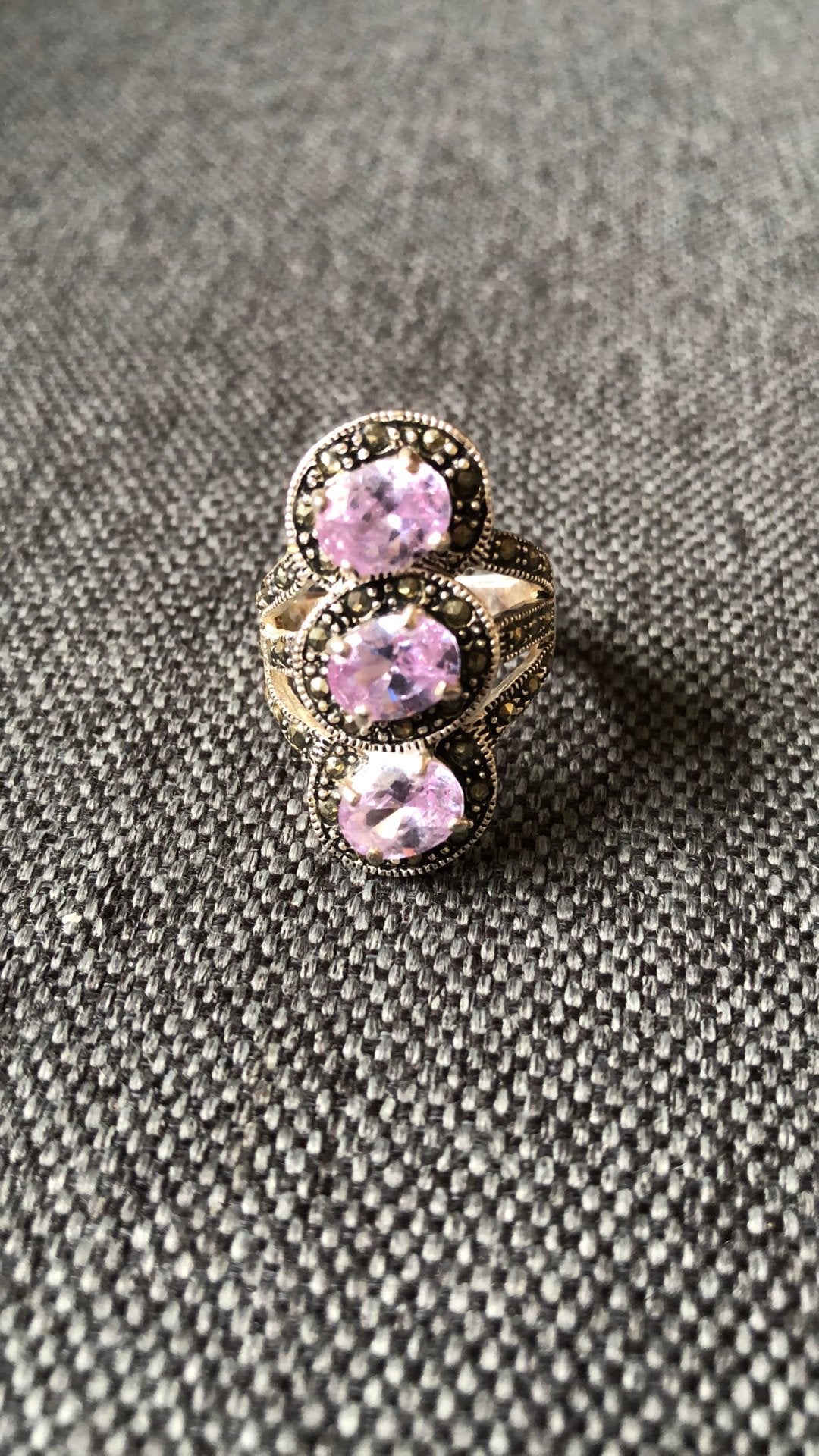 Tres élégante bague argent et pierres mauves, Bijoux, Sacs & Beauté, Enlèvement ou Envoi, Comme neuf, Argent, Argent