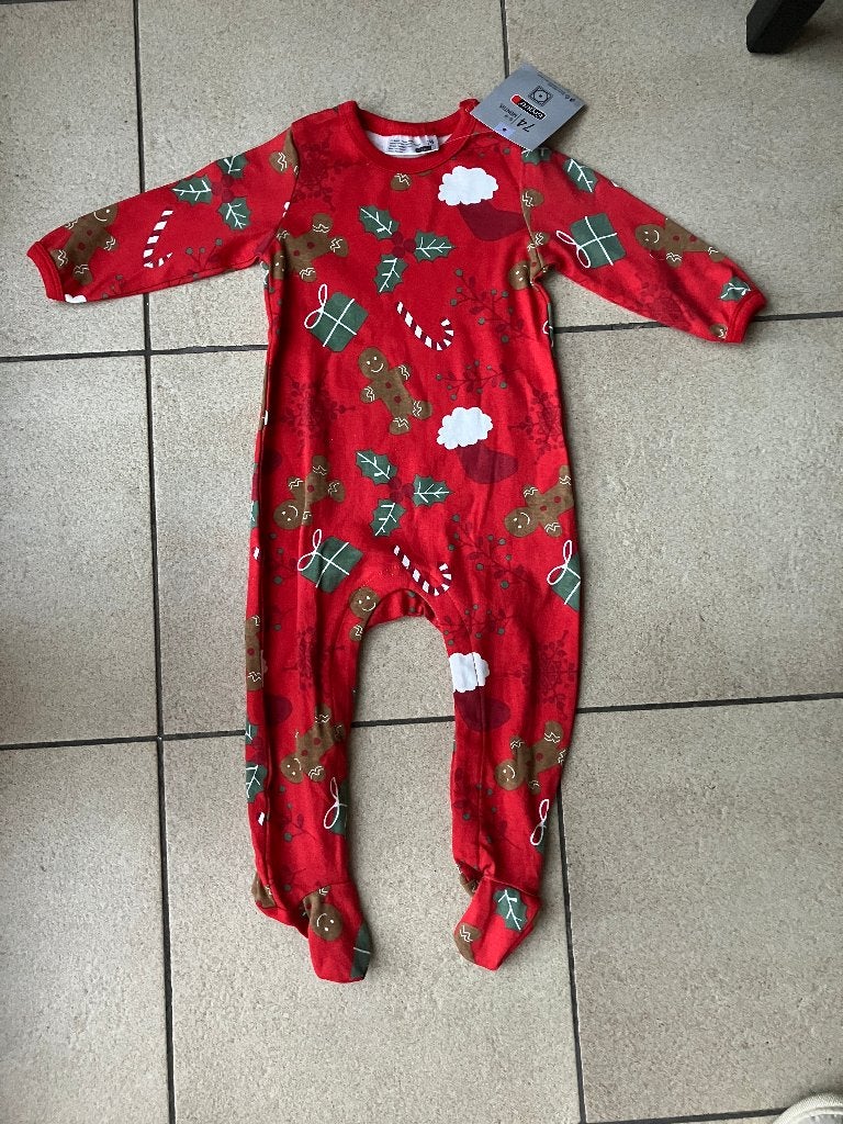 Nieuw rood kerstpakje - Maat 74, Enfants & Bébés, Enlèvement ou Envoi, Neuf, Costume