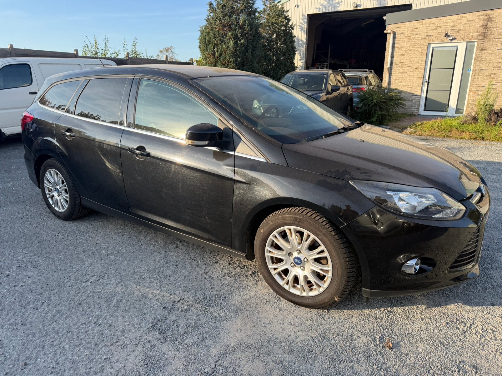 Ford Focus 1.6 Benzine, Stof, 4 cilinders, https://public.car-pass.be/vhr/126ff3fa-8395-44f7-a349-b2ae0226f430, Zwart