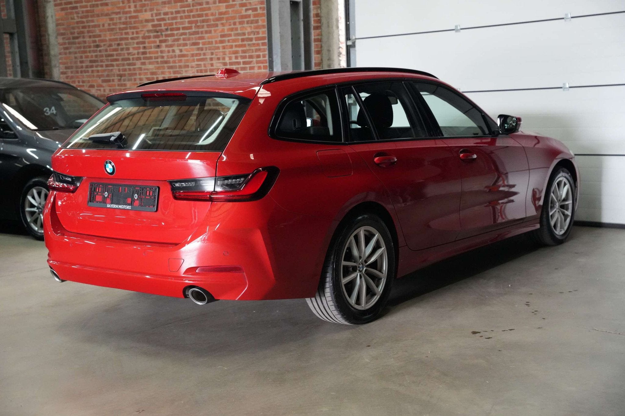 BMW 318 iA Automaat Garantie Facelift Benzine, Autos, BMW, Rouge, Achat, Euro 6, Noir