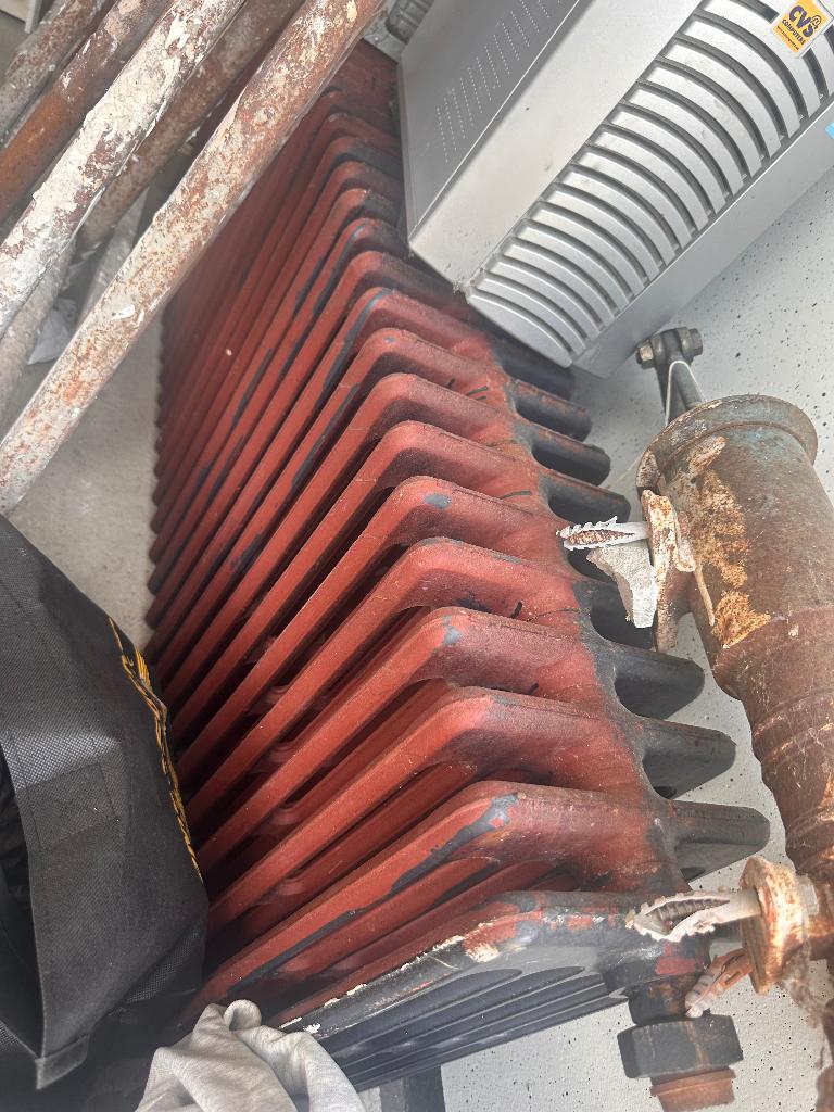 Oude gietijzeren radiator, Doe-het-zelf en Bouw, Verwarming en Radiatoren, Ophalen, 30 tot 80 cm, Gebruikt, Radiator