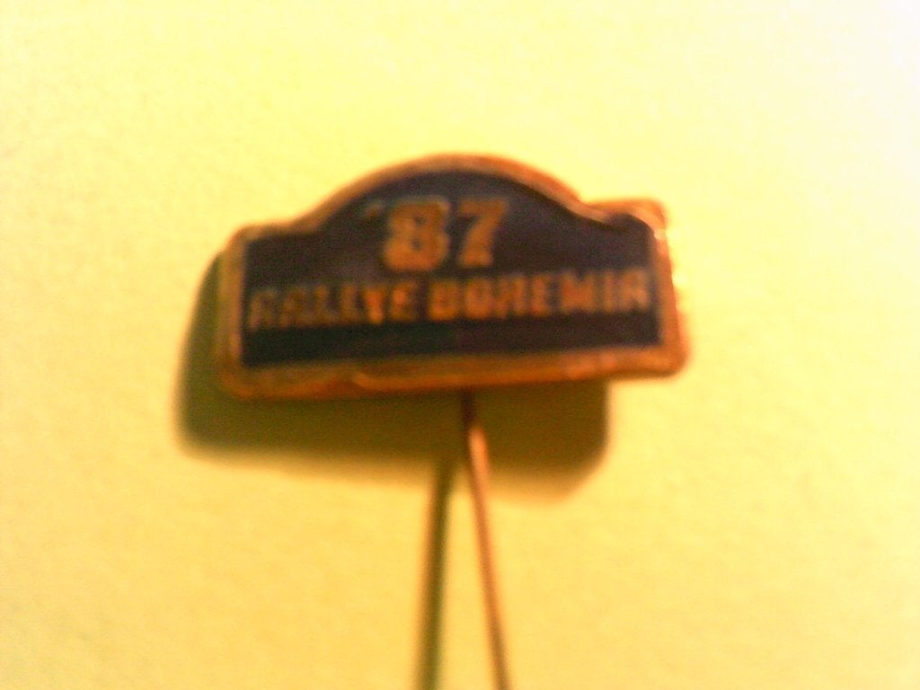pin rallye bohemia 87, Verzamelen, Speldjes, Pins en Buttons, Ophalen, Zo goed als nieuw, Overige onderwerpen, Speldje of Pin