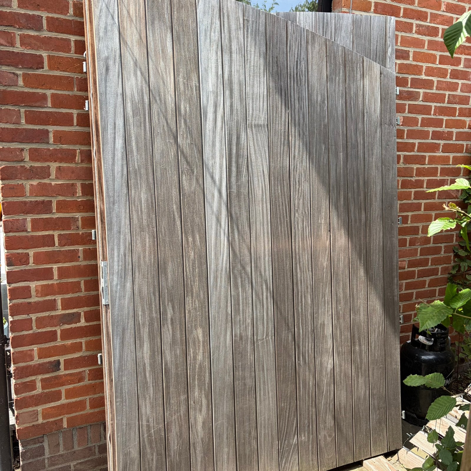 Dubbele garage/tuinpoort in afrormosia, Tuin en Terras, Ophalen, Zo goed als nieuw, Hout, Draaipoort
