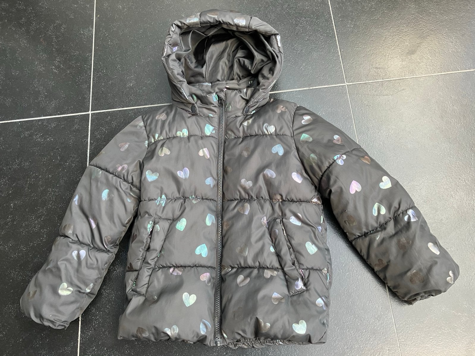 Zwarte winterjas met hartjesprint - maat 122/128 - H&M, Kinderen en Baby's, Ophalen, Gebruikt, Meisje, Jas
