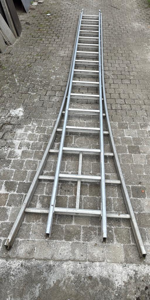 Aluminium ladder 2x 4,2 m, Doe-het-zelf en Bouw, Ladders en Trappen, Ophalen, Zo goed als nieuw, Ladder