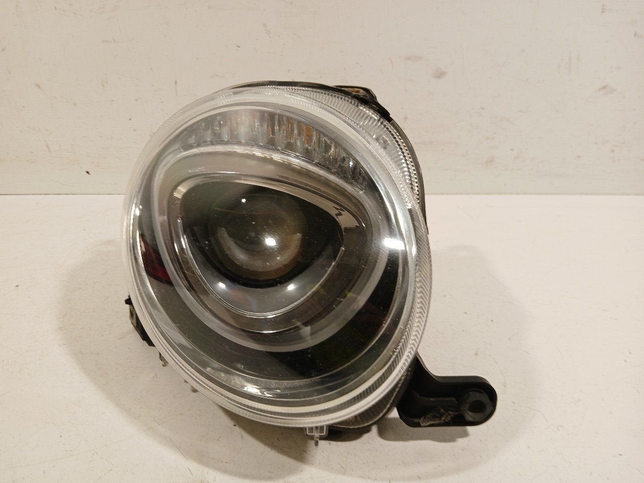 Koplamp rechts Fiat 500, Auto-onderdelen, Verlichting, Onderdelen@venauto.nl, Van der Ven Autorecycling B.V., Gebruikt, Ettenseweg 76, 4706 PB Roosendaal, The Netherlands