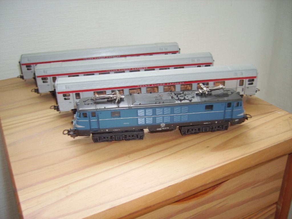 LIMA ELECTRISCHE LOC 18005 NMBS & 3 INOX RIJTUIGEN, Hobby en Vrije tijd, Ophalen of Verzenden, Zo goed als nieuw, Analoog, Lima