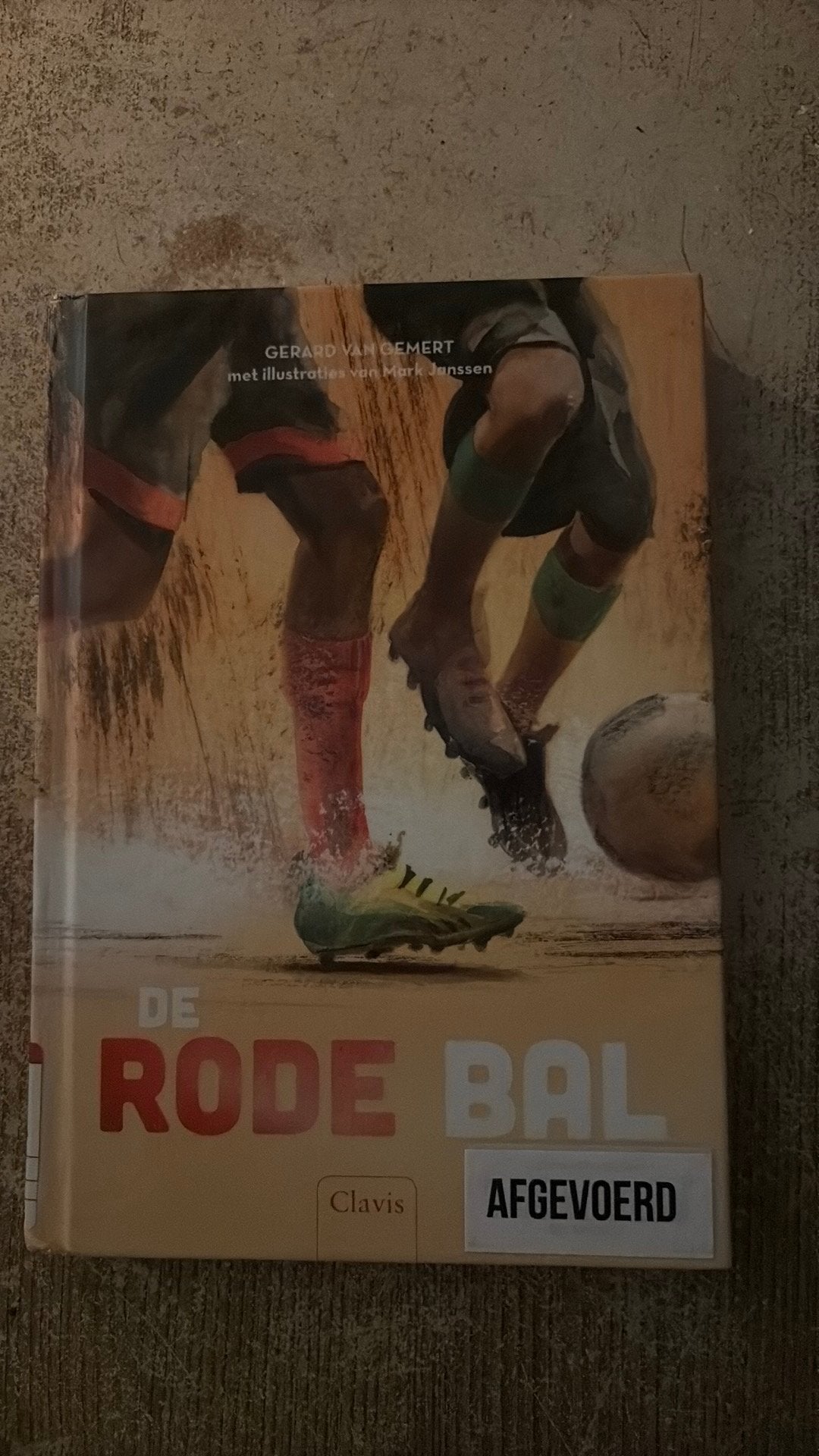 Boek -De rode bal - Gerard Van Gemert, Boeken, Ophalen of Verzenden, Gelezen