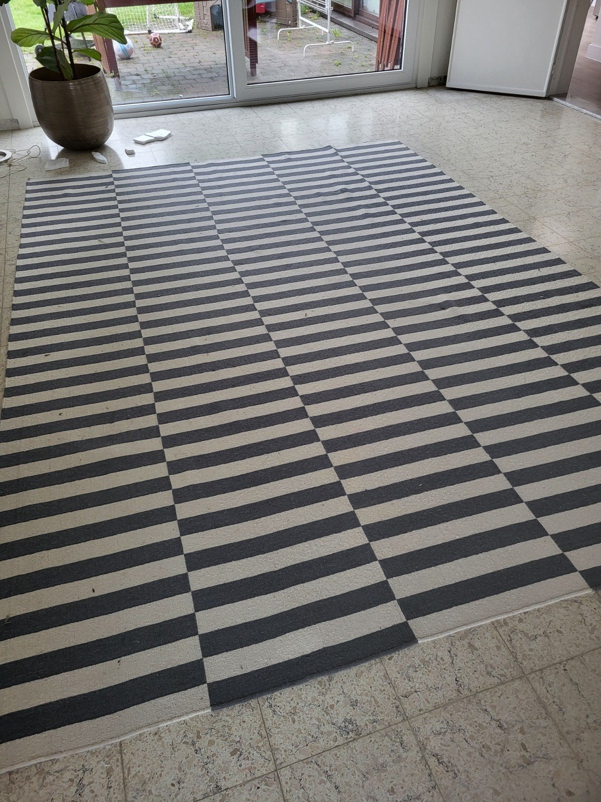 Tapis grand noire et blanc, Enlèvement