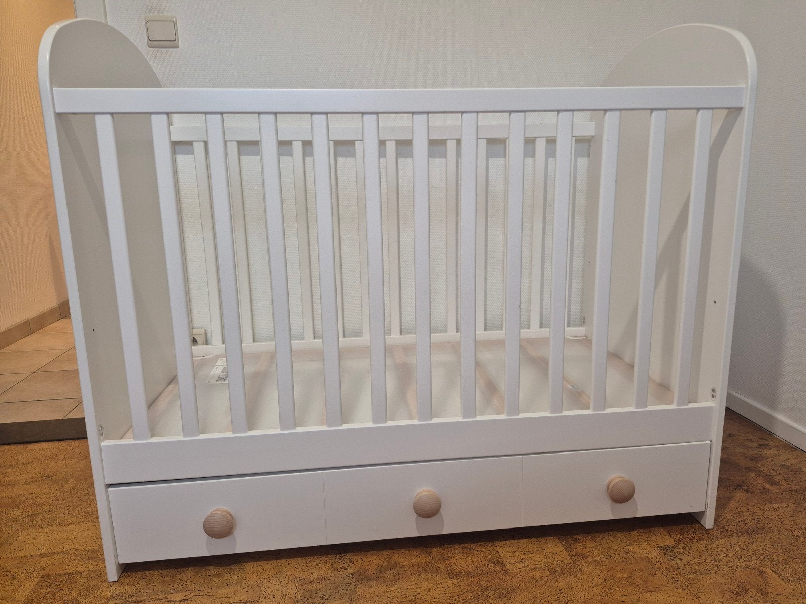 lit bébé ikea avec Matelas et tiroir de rangement, Enfants & Bébés, Enlèvement, Tiroir