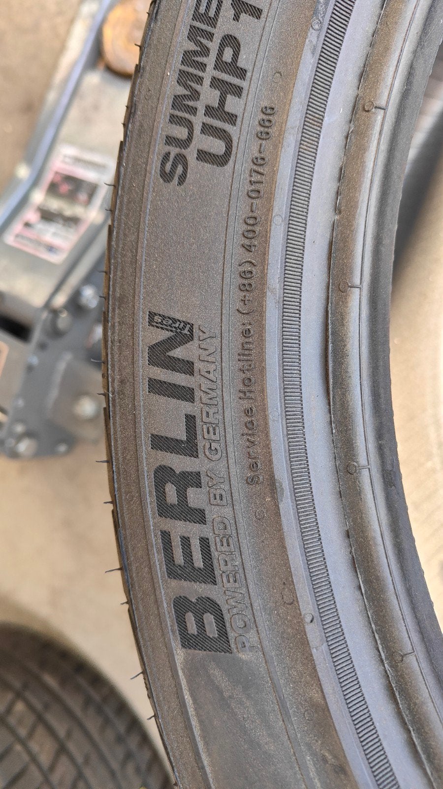 255/40r19 100y Berlin  90€ per stuk met montage en balancere, Ophalen