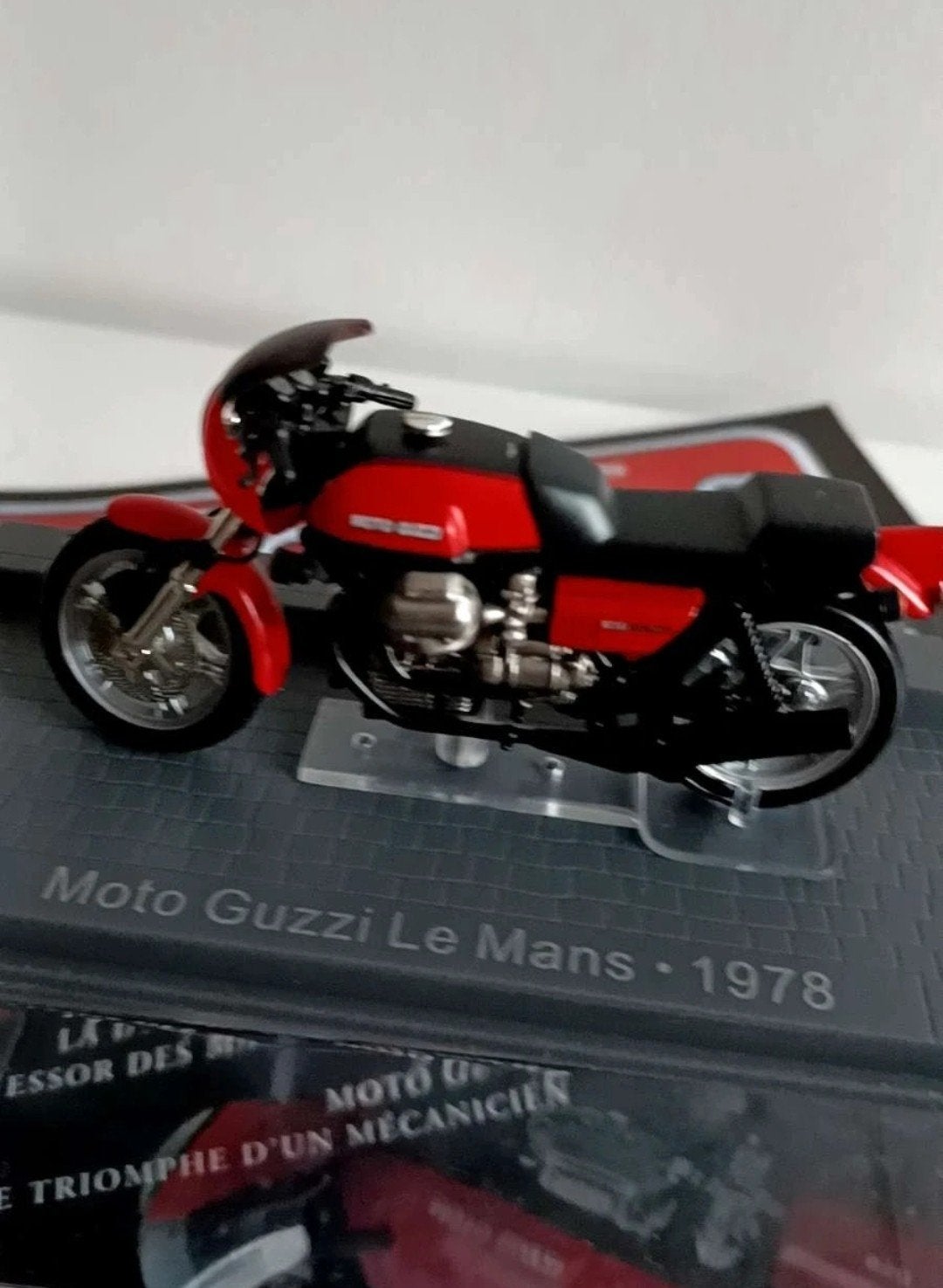 Moto Guzzi LeMans 1978 1:24 in vitrinedoosje, met magazine, Ophalen of Verzenden