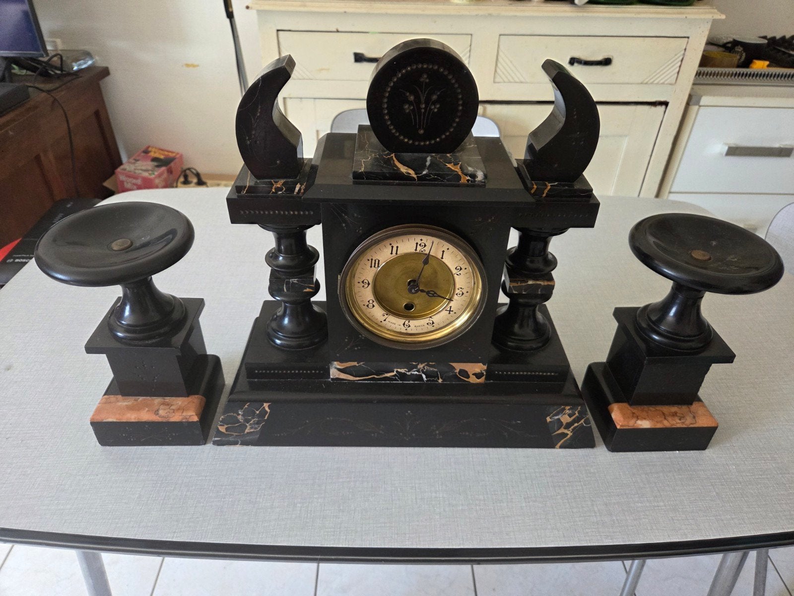 Antieke 3 delige marmeren Franse pendule + cassoletten., Ophalen