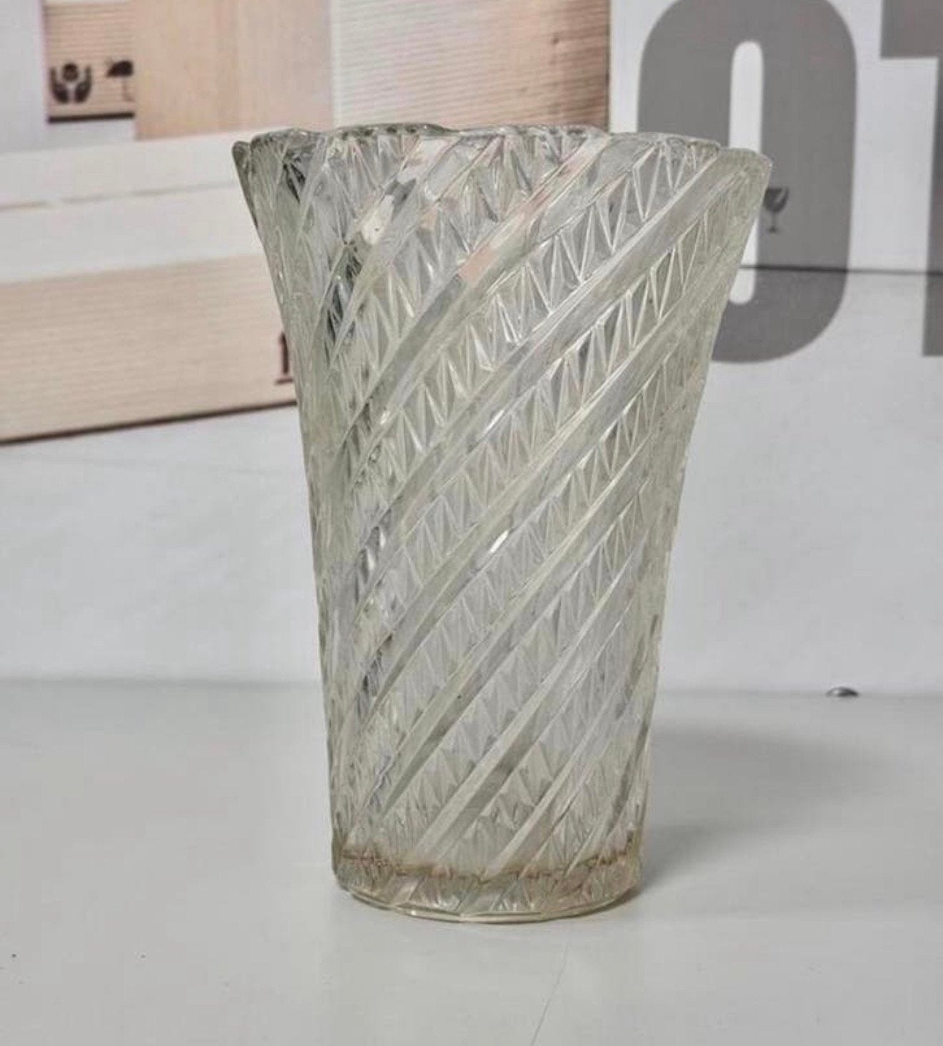 Vase en verre taillé vintage avec grand motif torsadé, 25 cm, Antiquités & Art, Antiquités | Vases, Enlèvement ou Envoi