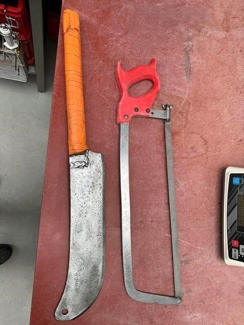 karkasbijl en beenderzaag en 9 messen, Ophalen, Gebruikt