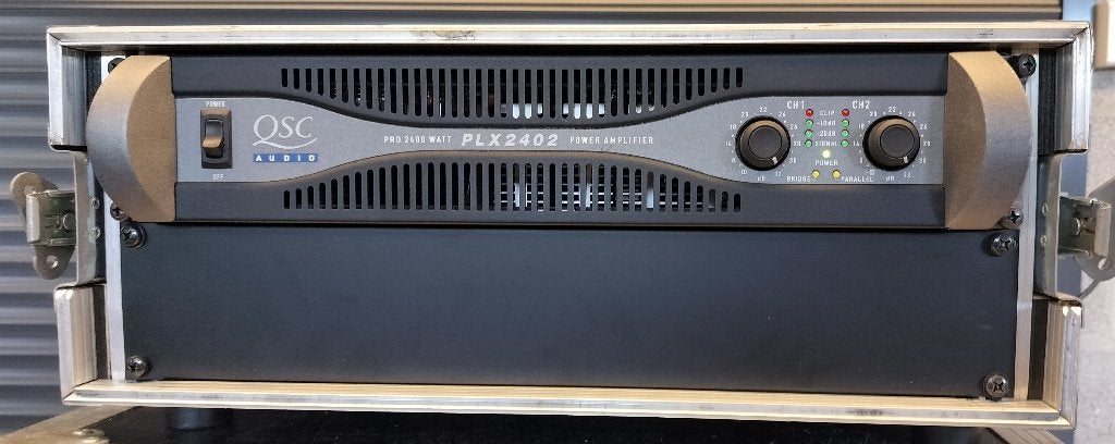 Professionele versterker QSC PLX 2402 + flightcase, Ophalen, Gebruikt, 500 tot 1000 watt, P.A.