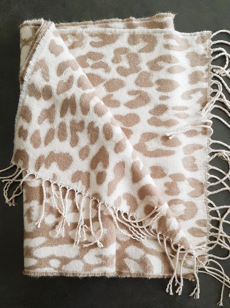 Te koop: Prachtig geschenk lange warme zachte sjaal., Kleding | Dames, Mutsen, Sjaals en Handschoenen, Nieuw, Sjaal, Ophalen