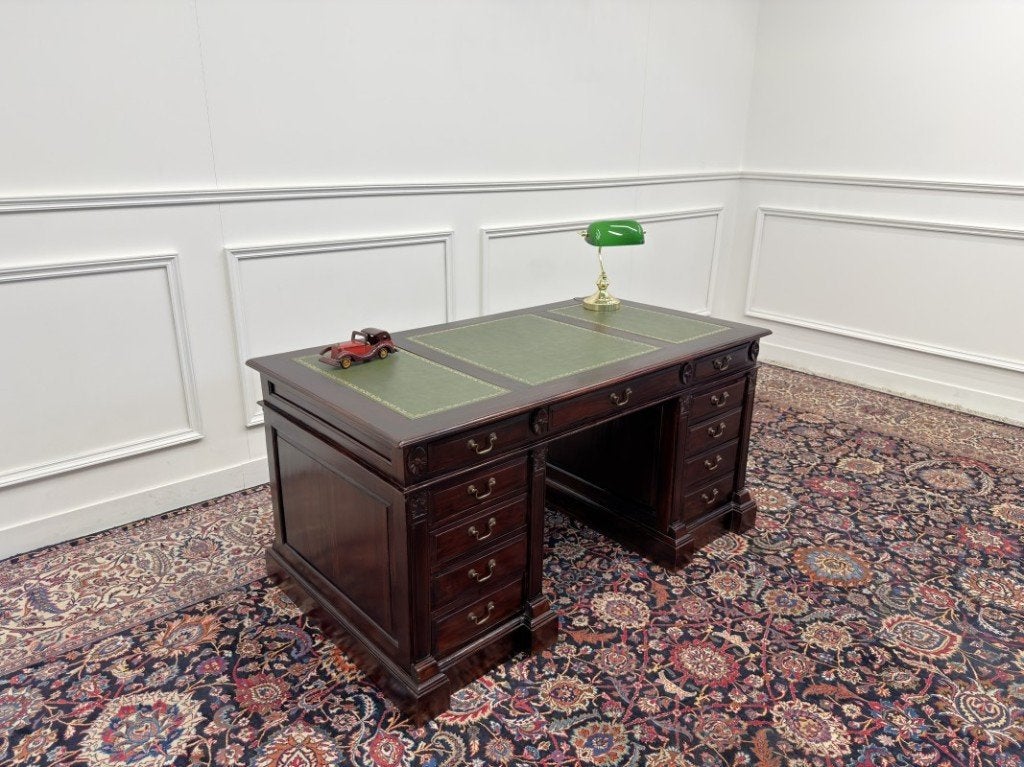 Klassiek Engels Chesterfield Bureau, Antiek en Kunst, Ophalen