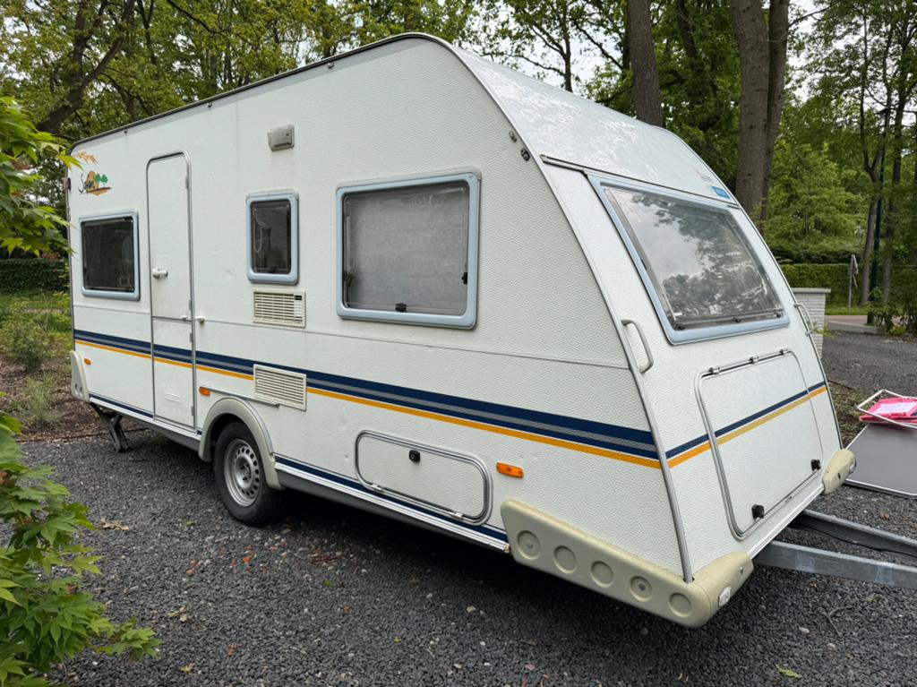 Wilk caravan 460 Safari DQ 4 personen (vast 2p bed), Caravans en Kamperen, Particulier, Koelkast, Wilk