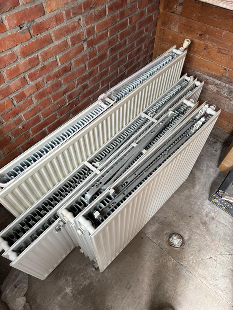 4 radiatoren te koop met montage beugels, Doe-het-zelf en Bouw, Ophalen, Zo goed als nieuw, Radiator