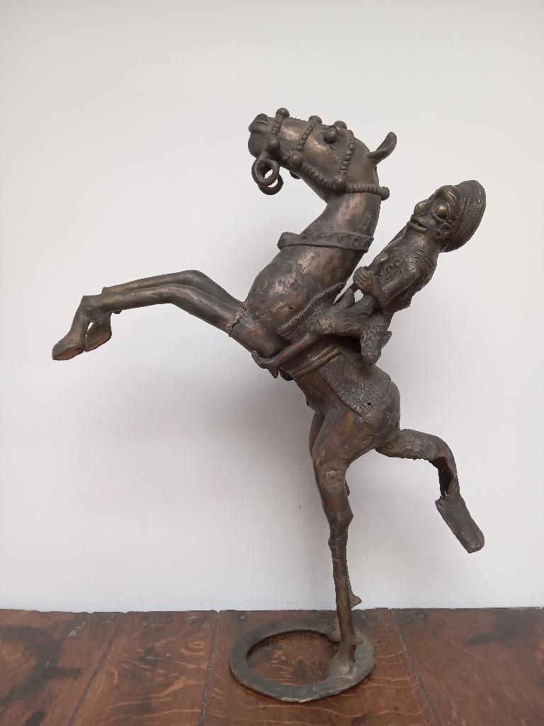 Grand cavalier Bamoun en bronze, Envoi