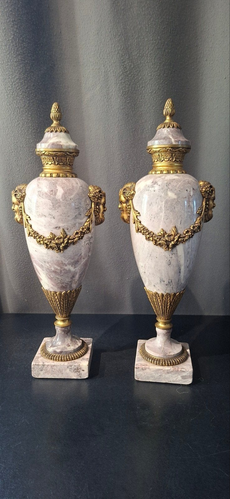 2 magnifiques casolets en marbre de 44 cm de haut avec beauc, Antiquités & Art, Enlèvement ou Envoi, Brons