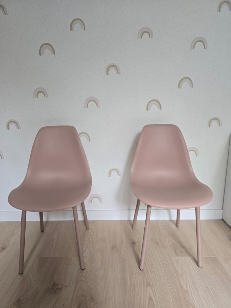 Twee roze kinderstoeltjes, Ophalen