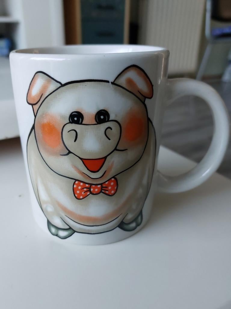 Koffiemok versierd met een varkentje. Heel goede staat, Ophalen, Gebruikt, Overige stijlen, Kop(pen) en/of Schotel(s)