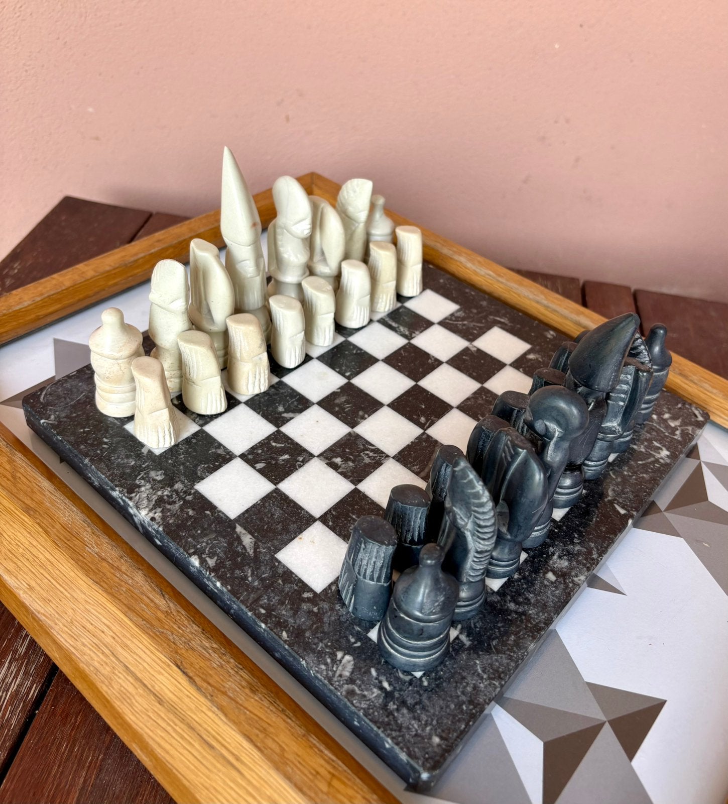 Schaakspel met handgemaakte stenen schaakstukken, Hobby en Vrije tijd, Gezelschapsspellen | Bordspellen, Ophalen, Zo goed als nieuw