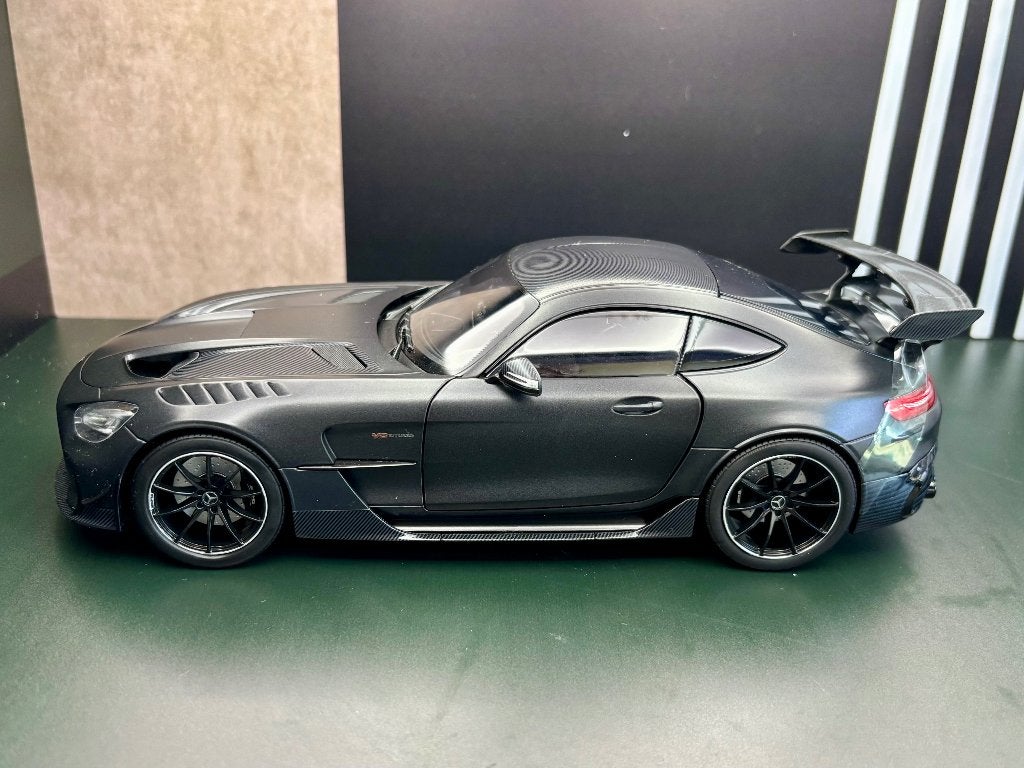 1:18  Mercedes-AMG GT Black series, Hobby & Loisirs créatifs, Voitures miniatures | 1:18, Enlèvement ou Envoi, Comme neuf, Voiture