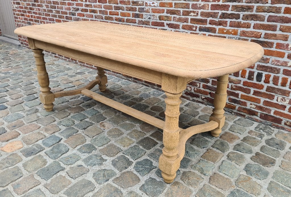 Eiken tafel,  blankhouten afwerking door luchtgommen., Ophalen