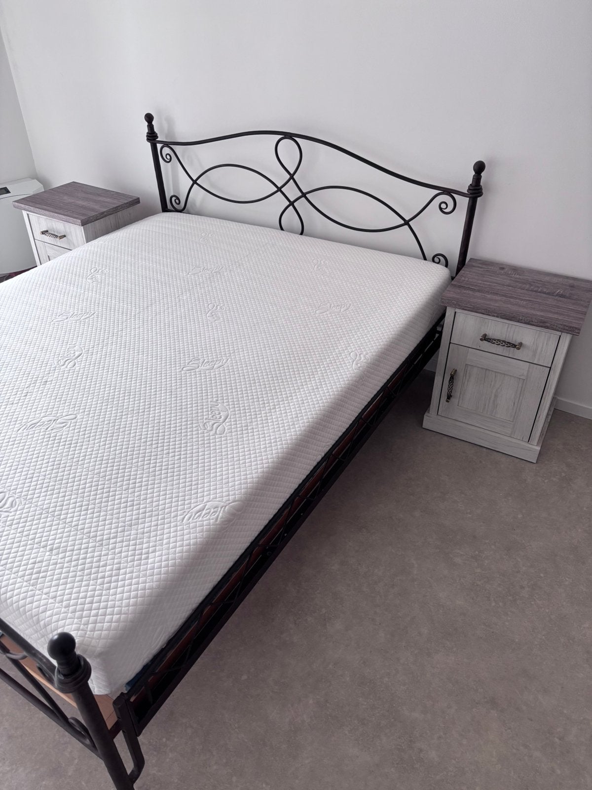Lit (160x200) + matelas + 2 tables de chevet, Maison & Meubles, Enlèvement ou Envoi, Comme neuf, Brun, Deux personnes
