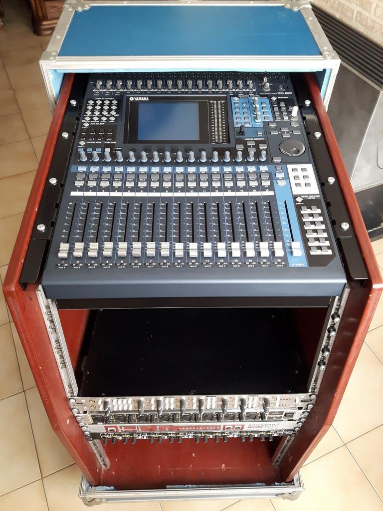 Yamaha DM1000 en rack avec préamplis, générateur wordclock,, Musique & Instruments, Tables de mixage, Enlèvement