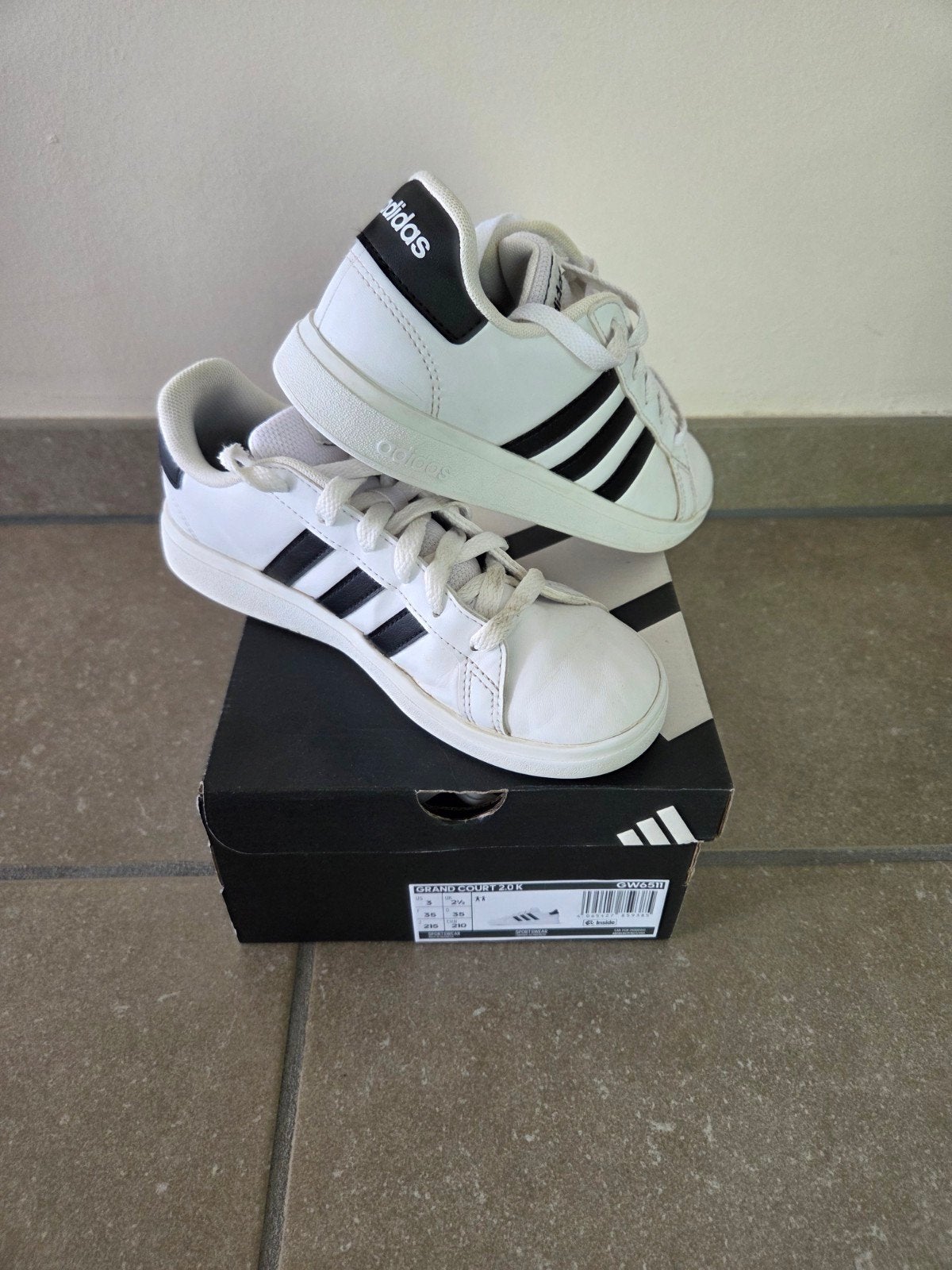 Sneaker - Adidas Grand Court - maat 35, Kinderen en Baby's, Adidas, Gebruikt, Ophalen of Verzenden, Jongen of Meisje