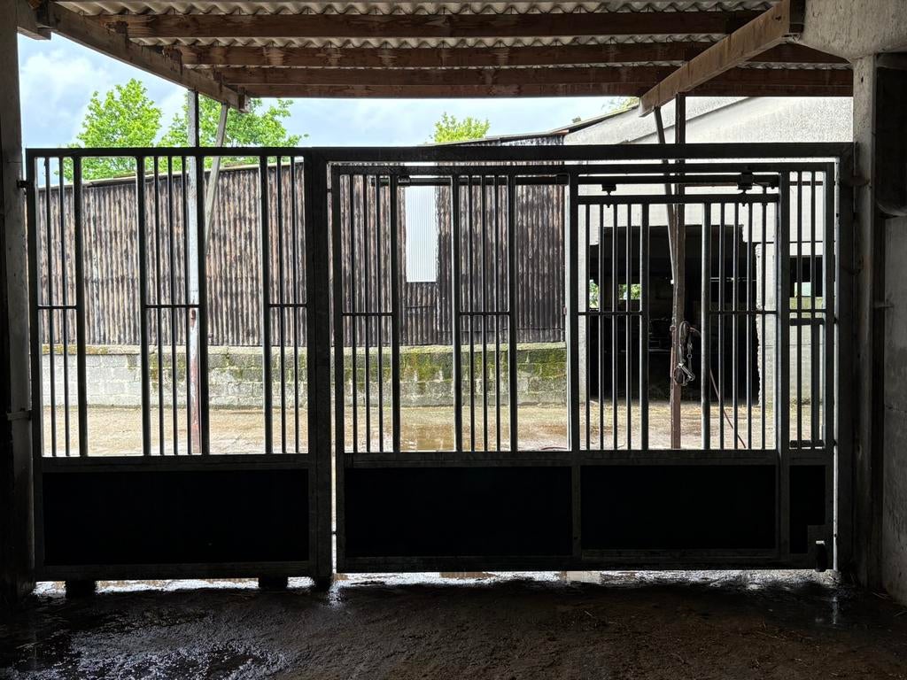 Voederwand/stalfront, Stalling, 4 paarden of pony's of meer