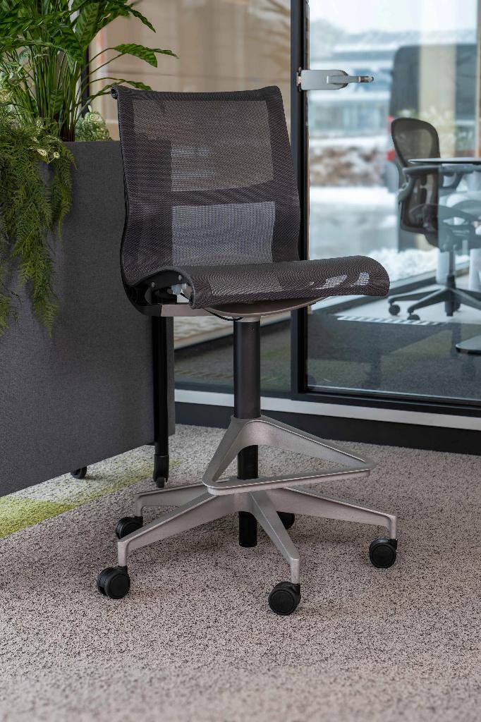 45x Tabouret Herman Miller Setu en graphite remis à neuf, Herman Miller, Enlèvement ou Envoi, Comme neuf, Cinq, Six Chaises ou plus