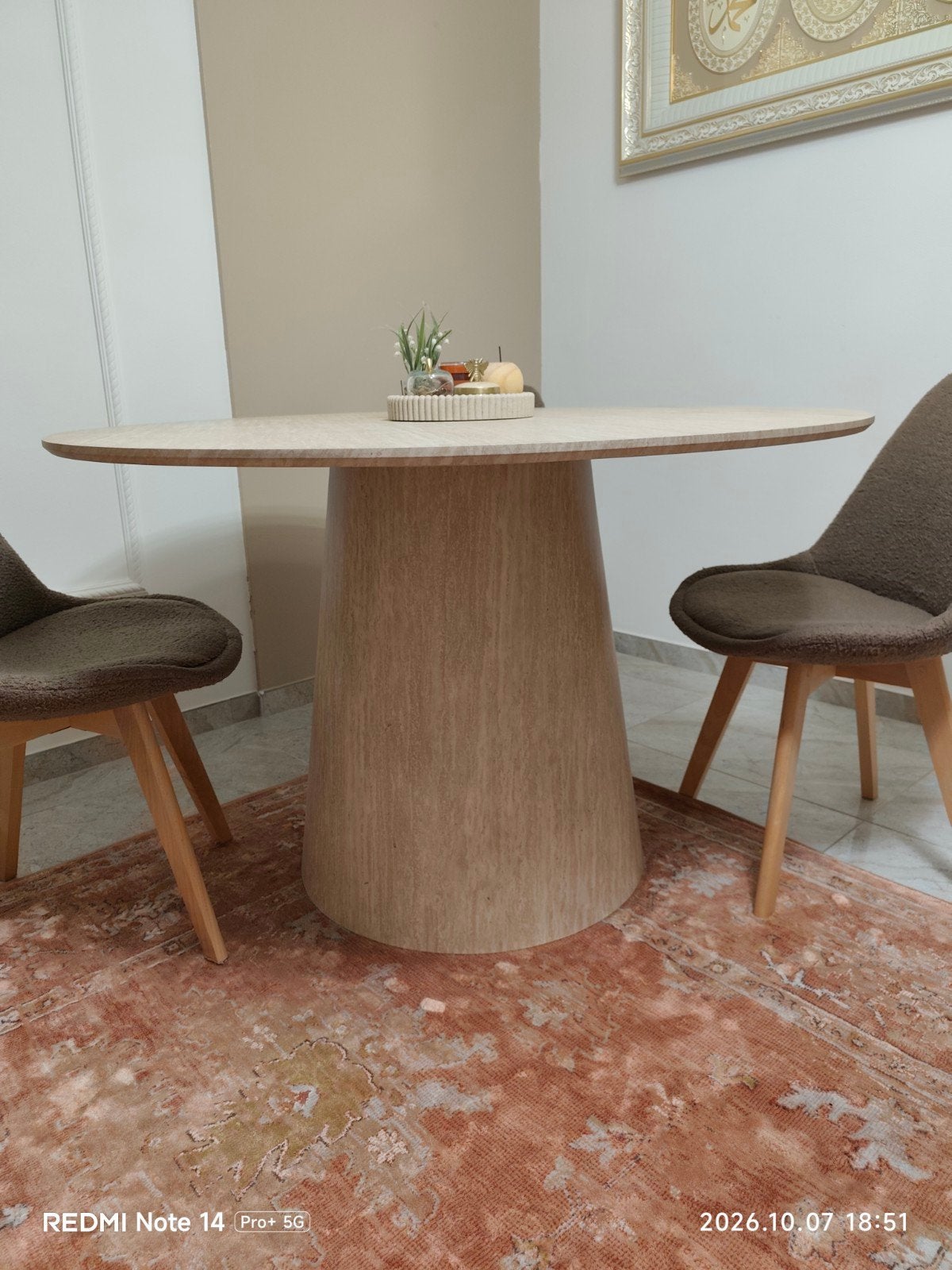 belle table design en beige avec 4 chaises de couleur taupe, Quatre personnes, Rond, 50 à 100 cm, Comme neuf