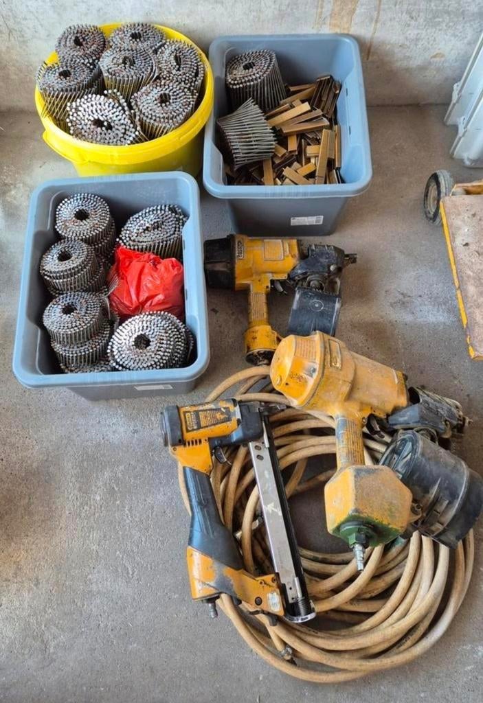 3 Cloueuses et 1 agrafeuse bostitch avec accessoires., Bricolage & Construction, Outillage | Autres Machines, Enlèvement, Utilisé