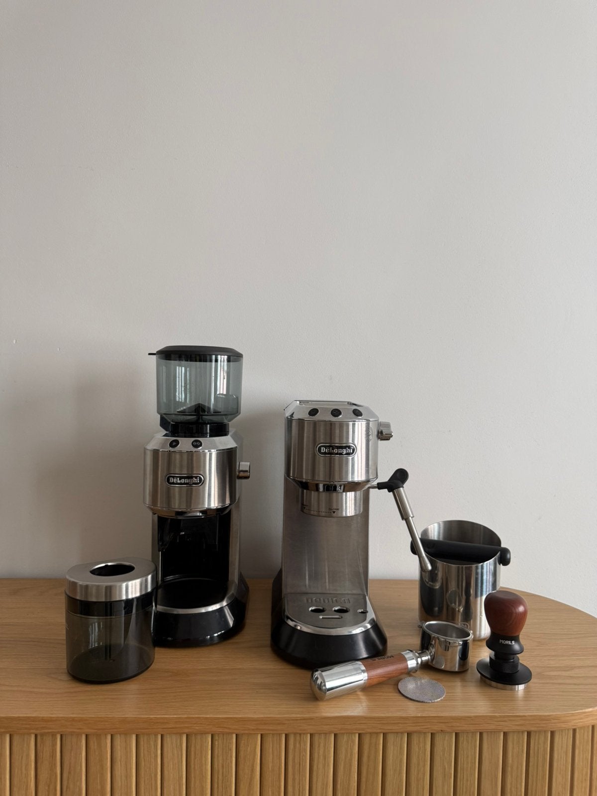 Set De’Longhi Dedica + Moulin + Accessoires Premium, Maison & Meubles, Enlèvement, Comme neuf
