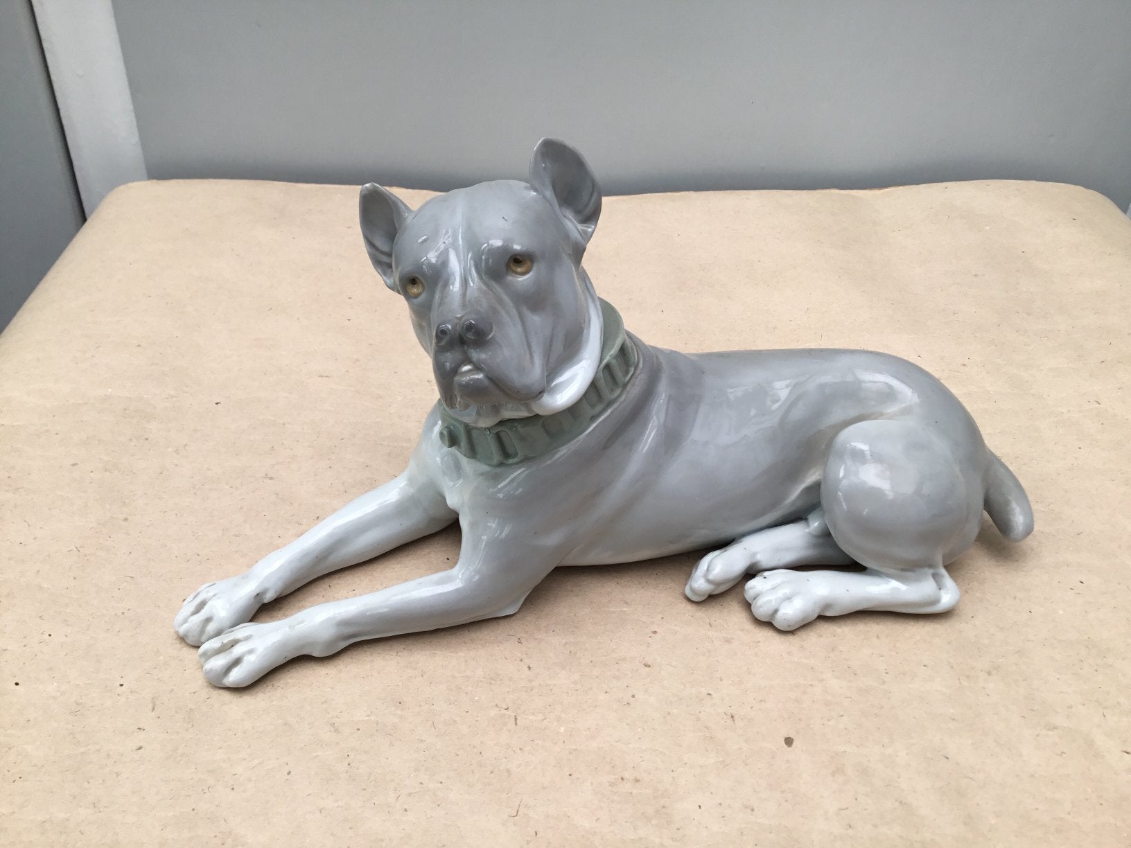 Vintage liggende hond Duitse dog porselein, Ophalen of Verzenden
