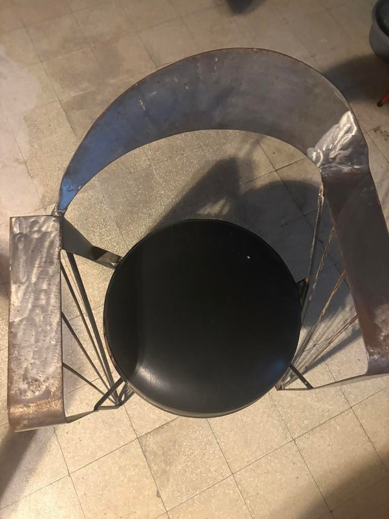 Chaise design industrielle en métal avec assise rembourrée., Maison & Meubles, Chaises, Comme neuf, Enlèvement, Métal, Une