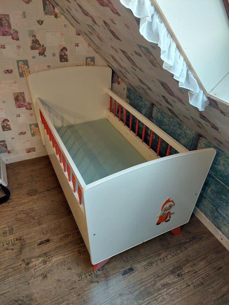 retro babybedje met nieuwe matras en lattenbodem, Kinderen en Baby's, Ophalen, Lattenbodem