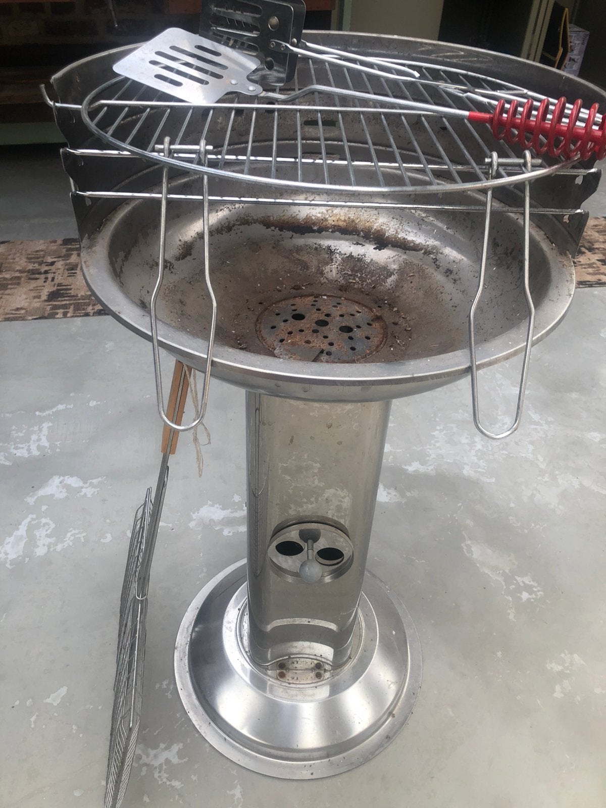 Houtskoolbarbeceu, Ophalen, Gebruikt, Met accessoires