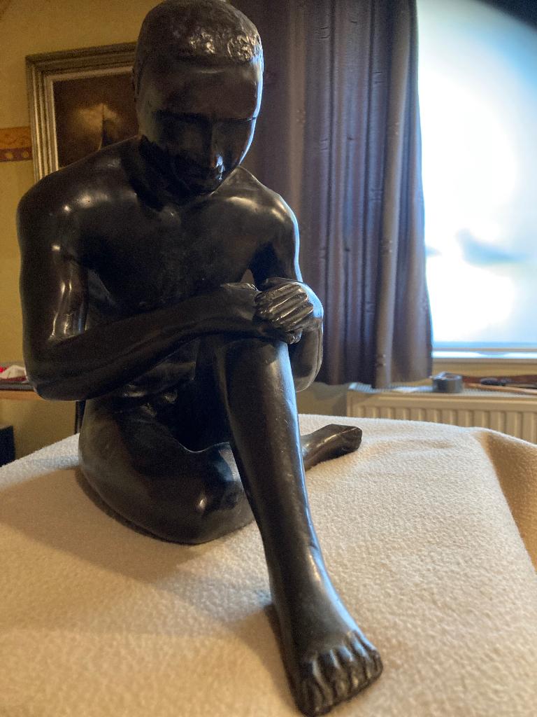 Bronzen beeld - zittende man, Antiek en Kunst, Kunst | Beelden en Houtsnijwerken, Beeld, Brons, Man, 20 - 50 cm, Ophalen of Verzenden